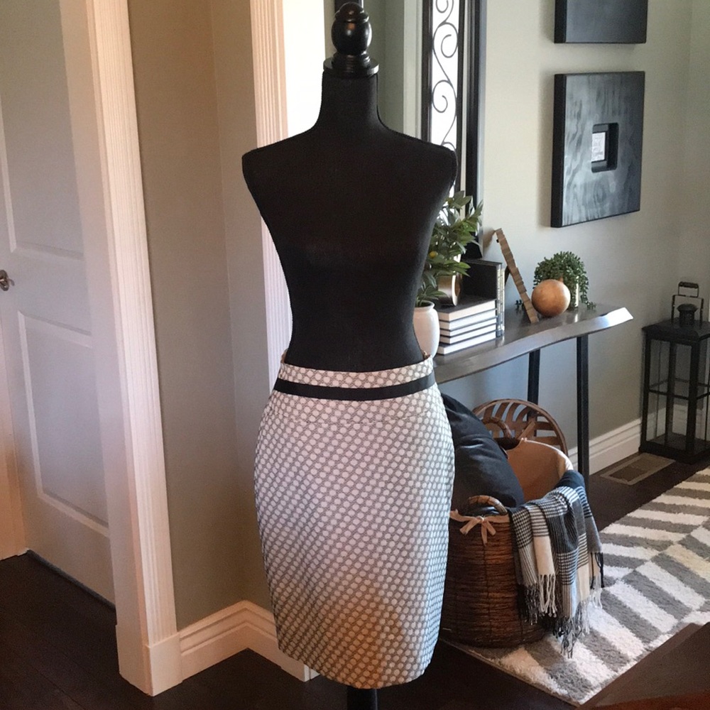 The Limited skirt, SZ 6. Black and white, to knee.